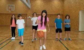 cours de basket à l'école